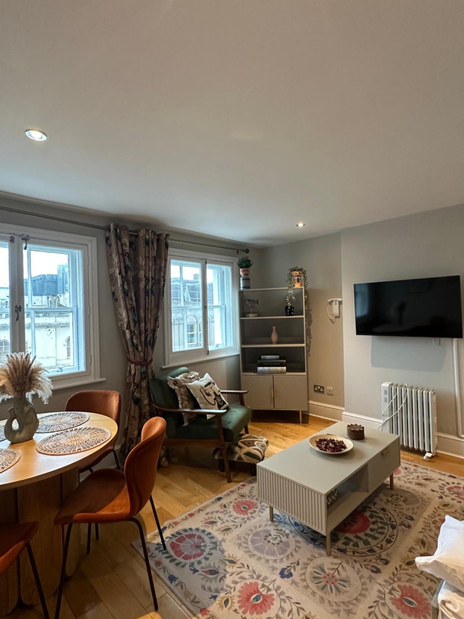 Stylish Flat Minutes From Covent Garden - West End ロンドン エクステリア 写真